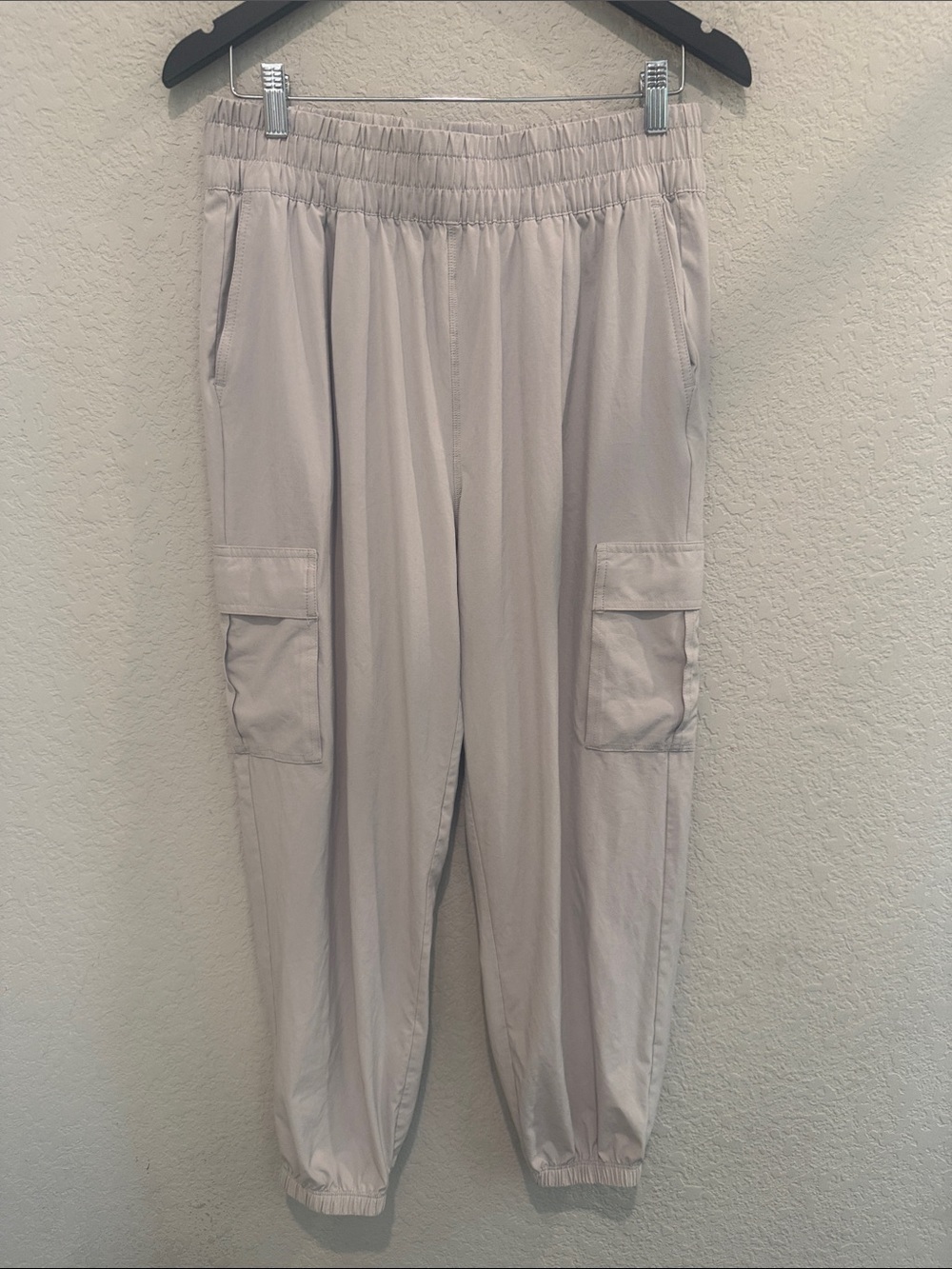 Vuori Light Beige Cargo Joggers Womens size L